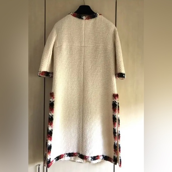CHANEL Ivory Tweed Coat with Vibrant Trim - Picture 3 of 17